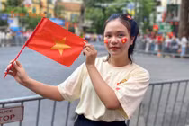 Giới trẻ háo hức xem diễu binh, diễu hành A80 trên phố