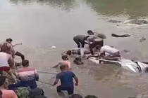 Tránh xe tải ngược chiều, ô tô lao xuống sông hai người chết