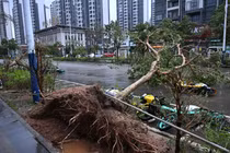 Cảnh ngổn ngang tại thành phố ở Trung Quốc sau bão Ragasa