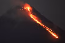 Philippines sơ tán gần 3.000 người vì núi lửa phun trào