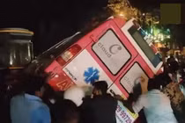 Xe cứu thương vượt đèn đỏ gây tai nạn, hai người tử vong