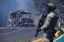 Sau khi El Mencho bị tiêu diệt, các thành viên băng đảng ma túy trả đũa bằng một làn sóng bạo lực trên khắp đất nước. Những chiếc xe bị các thành viên băng đảng đốt cháy chặn đường ở gần chục bang của Mexico.