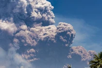 Khoảnh khắc hãi hùng núi lửa lớn nhất Châu Âu phun trào