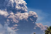 Khoảnh khắc hãi hùng núi lửa lớn nhất Châu Âu phun trào