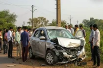 Ô tô đâm xe tải bên đường, 3 người trong gia đình tử vong