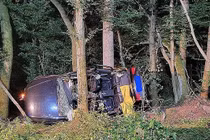 Ô tô đâm vào cây, đôi vợ chồng trẻ tử vong thương tâm