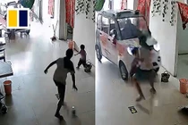 Thót tim khoảnh khắc bé gái cứu em khỏi "xe điên"