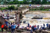 Hiện trường vụ sập cầu ở Ấn Độ, hàng chục người thương vong