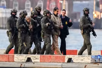 Khoảnh khắc Tổng thống Venezuela Maduro bị đưa tới tòa án ở New York