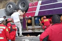 Hiện trường vụ lật xe buýt trên cao tốc Peru, 45 người thương vong