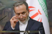 Iran cảnh báo sẽ tập kích căn cứ của Mỹ nếu bị tấn công