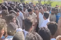 Ngã khỏi xe buýt trường học, bé trai 4 tuổi tử vong