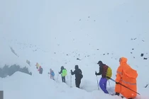 Hàng trăm người mắc kẹt trên núi Everest vì bão tuyết
