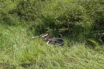 Phát hiện thi thể nam giới bị xích vào cây giữa cánh đồng hoang