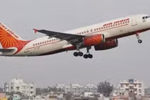 Máy bay chở 170 người cháy động cơ sau khi hạ cánh