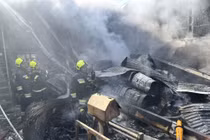 Hiện trường vụ trực thăng quân sự rơi xuống khu chợ ở Iran 