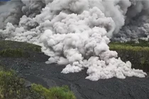 Kinh hãi khoảnh khắc núi lửa ở Indonesia phun trào