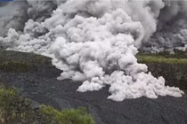 Kinh hãi khoảnh khắc núi lửa ở Indonesia phun trào