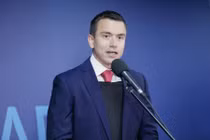 Xe chở Tổng thống Ecuador bị người biểu tình ném đá