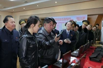 Ông Kim Jong Un và con gái thử súng tại nhà máy vũ khí