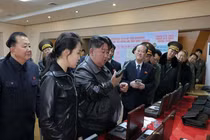 Ông Kim Jong Un và con gái thử súng tại nhà máy vũ khí