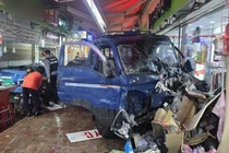 Xe tải lao vào khu chợ ở Hàn Quốc, 20 người thương vong