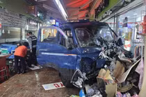 Xe tải lao vào khu chợ ở Hàn Quốc, 20 người thương vong