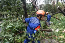 Cảnh ngổn ngang ở thành phố Tam Á (Trung Quốc) sau bão Kajiki