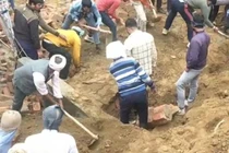 Tường nhà đang xây bất ngờ đổ sập, 7 người thương vong