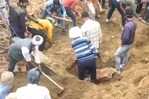 Tường nhà đang xây bất ngờ đổ sập, 7 người thương vong