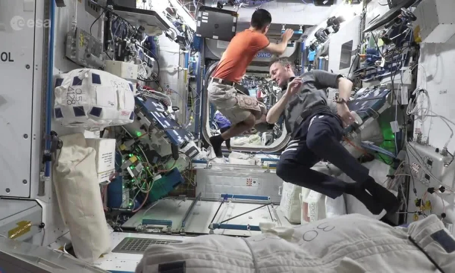 Không có nước, phi hành gia xử lý quần áo bẩn thế nào? 