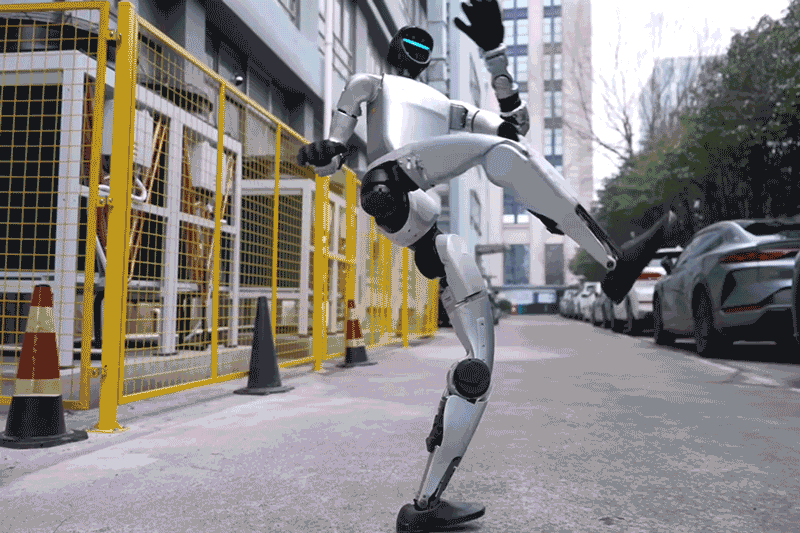 Công ty robot Trung Quốc Unitree đã liên tục cải thiện khả năng của robot hình người G1. Tháng trước, công ty đã chia sẻ một video về robot hình người nhỏ gọn của mình đang thành thạo các động tác kung-fu và đá dùi cui giữa vòng quay 720 độ.