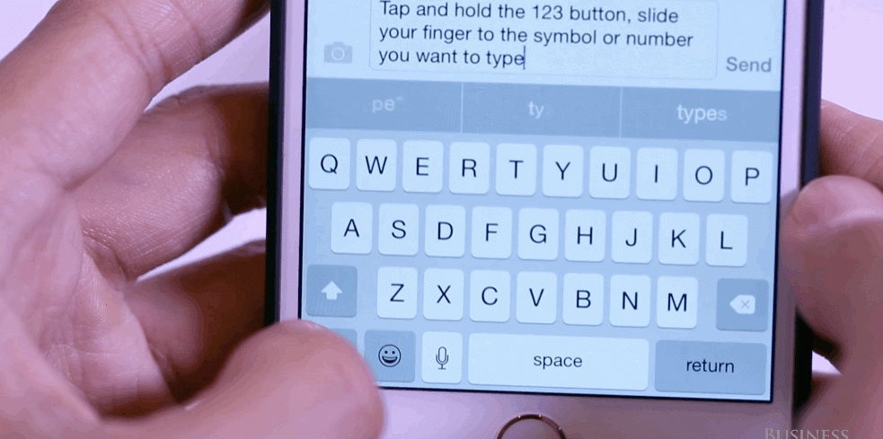 Chuyển nhanh từ số sang chữ Thay vì bấm "123" để chuyển sang bàn phím số rồi quay lại chữ, bạn chỉ cần giữ phím "123", lướt ngón tay đến phím bạn muốn bấm, sau đó thả ra. iPhone sẽ tự quay lại bàn phím chữ – giúp bạn tiết kiệm 3 lần bấm.