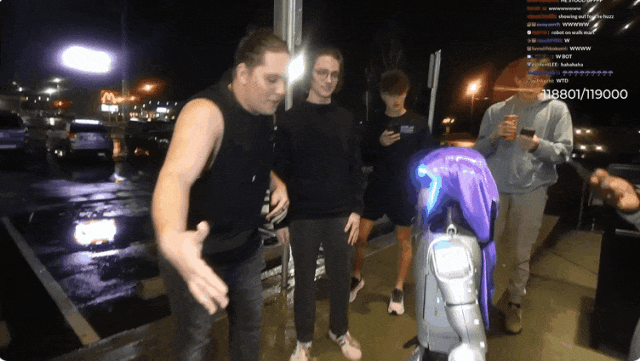 Tuy nhiên, cũng không ít người dùng tỏ ra phấn khích vì ấn tượng với những gì robot của Unitree làm được. Thậm chí có Youtuber Kai Cenat đã bỏ ra 70.000$ mua Unitree G1 để làm video, qua đó nhận được đến 4 triệu lượt view. Ảnh: Cenat Follow