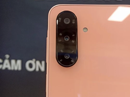 Vua smartphone tầm trung của Samsung lên kệ tại Việt Nam, có đáng mua? 