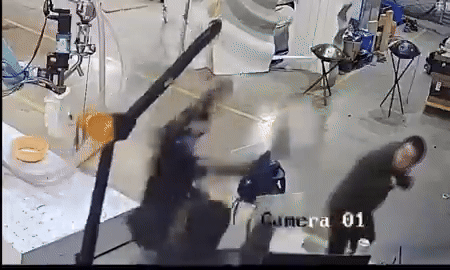 Robot Trung Quốc lại nổi đóa, đùng đùng đuổi đánh cả kỹ sư