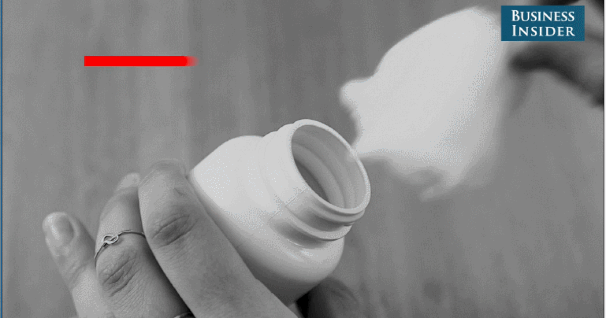 br/> 1. Những miếng bông gòn được đặt trong lọ thuốc để tránh thuốc bị vỡ trong quá trình vận chuyển. Vì vậy, khi lọ thuốc đã đến tay bạn an toàn, chúng không còn tác dụng nữa. Hơn nữa, nếu không được lấy ra, bông gòn sẽ tích trữ hơi ẩm và khiến thuốc của bạn nhanh hỏng. Ảnh Business Insider