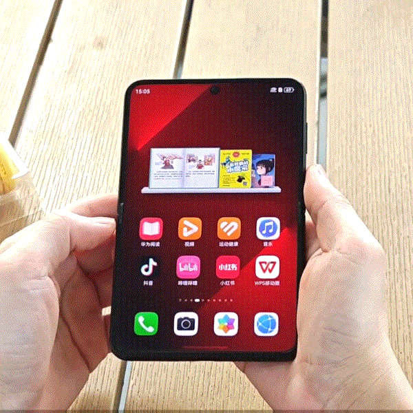 Thậm chí cả ở màn hình phụ người dùng cũng có thể đọc sách được (dù trên thực tế chẳng ai làm vậy). Việc sử dụng tấm nền AMOLED để đọc sách tất nhiên sẽ không thể tốt bằng màn hình e-ink, tuy nhiên đây vẫn là một cách tiếp cận mới lạ. Ngoài ra, dùng màn hình này lướt TikTok thì cũng khá hay.