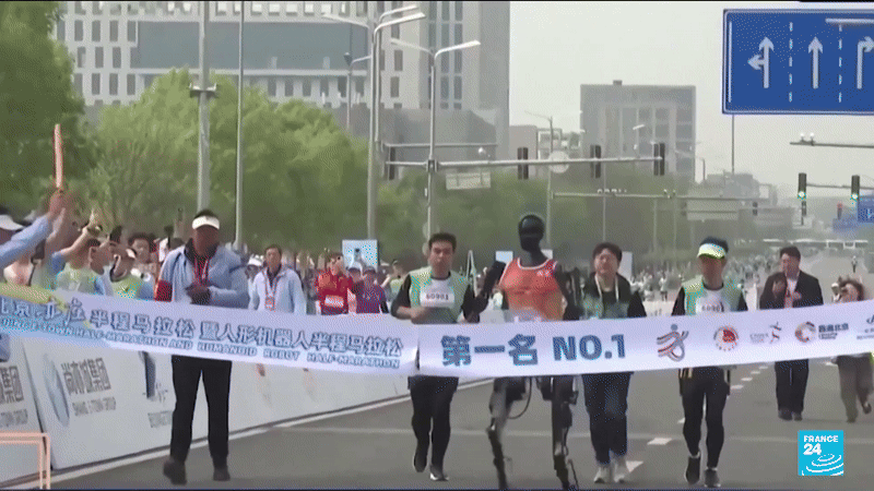 Thú vị hình ảnh robot lần đầu tiên chạy đua marathon cùng con người
