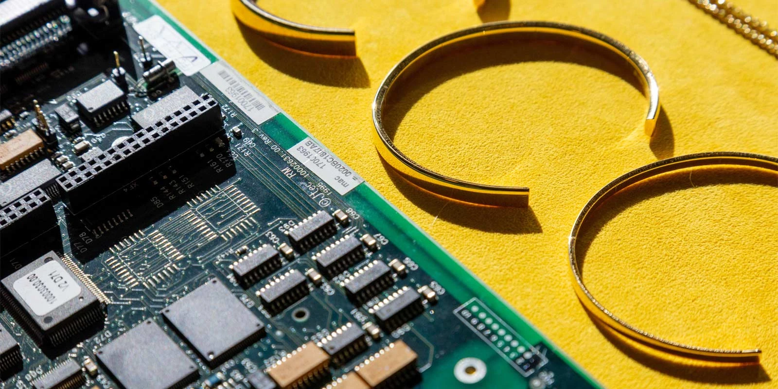 Đột nhập nhà máy "phù phép" laptop cũ thành... trang sức vàng 