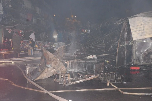 Chợ Thanh Đa cháy lớn trong đêm, 7 kiốt bị thiêu rụi