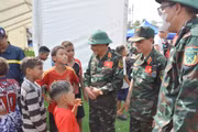 Đoàn Việt Nam tặng quà cho người dân Venezuela