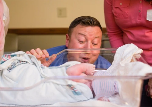 Chùm ảnh chồng khóc khi vợ sinh con gây xúc động mạnh 