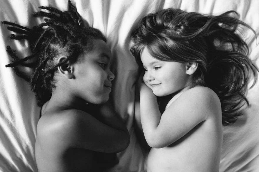 Tan chảy với bộ ảnh chị em khác màu da ngọt ngào