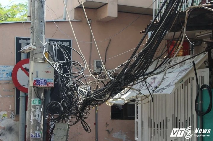 Hãi hùng người dân sống dưới "thòng lọng viễn thông" ở Sài Gòn