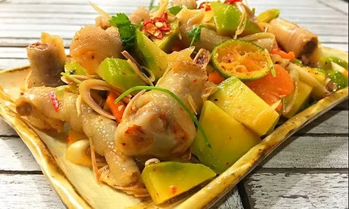 Chân gà cay trộn xoài: món ngon vừa ăn vẫn thòm thèm 