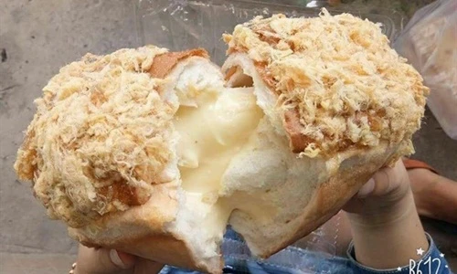 Bánh mì phô mai chảy tràn cháy hàng tại TP HCM có gì độc