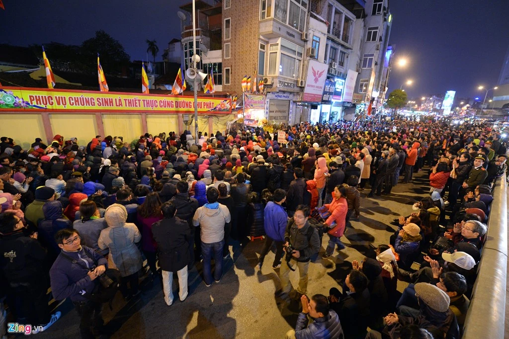 Hàng nghìn người ngồi ngoài đường chùa Phúc Khánh giải hạn sao