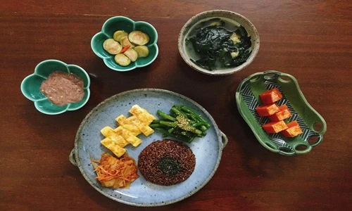 Mâm cơm một mình vừa ngon vừa đẹp của gái đảm