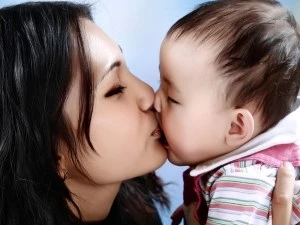 Bệnh truyền nhiễm khi hôn môi dễ lây cho bé
